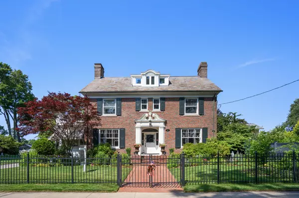 25 Seaview Ave, Cranston, RI 02905-3615
