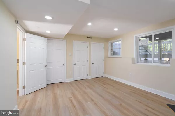 32 CHAMBORD DR, Newark, DE 19702