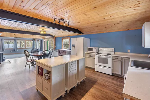 125 Park LN, China, ME 04358