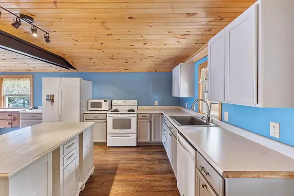 125 Park LN, China, ME 04358