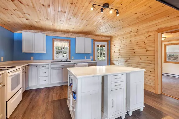 125 Park LN, China, ME 04358