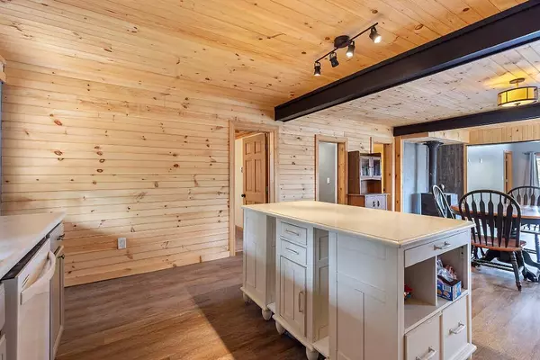 125 Park LN, China, ME 04358