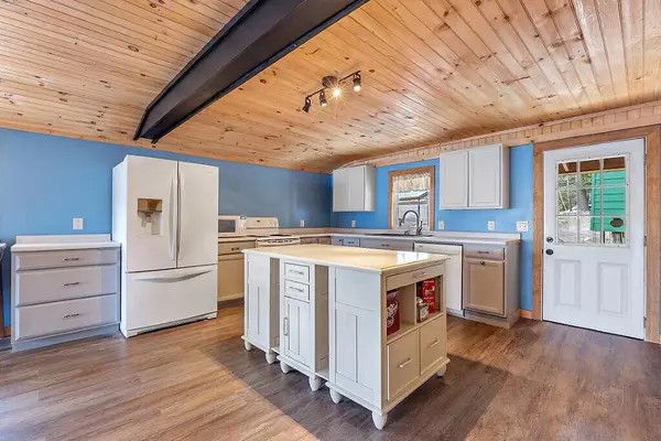 125 Park LN, China, ME 04358