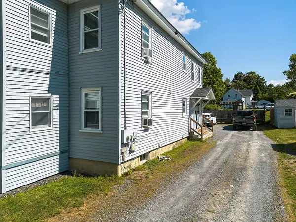 12 Whipple ST, Winslow, ME 04901