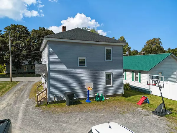 12 Whipple ST, Winslow, ME 04901