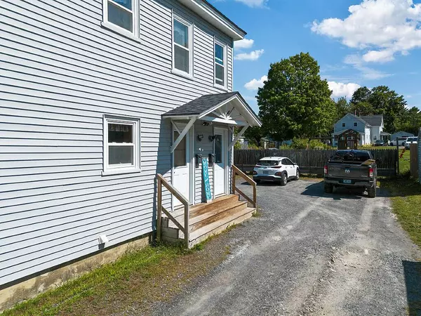 12 Whipple ST, Winslow, ME 04901