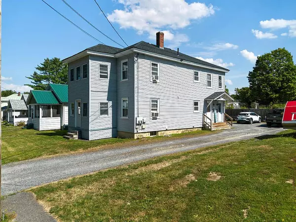 12 Whipple ST, Winslow, ME 04901