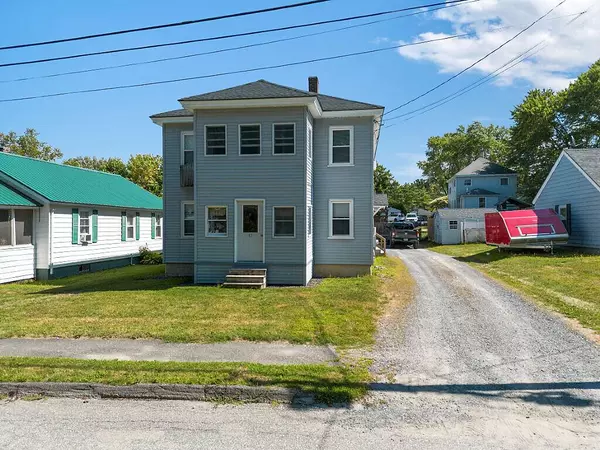 12 Whipple ST, Winslow, ME 04901