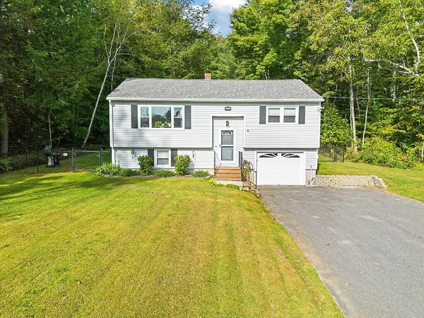 299 Middle RD, Oakland, ME 04963