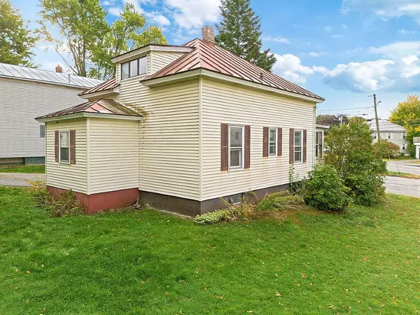 47 Sanger AVE, Waterville, ME 04901