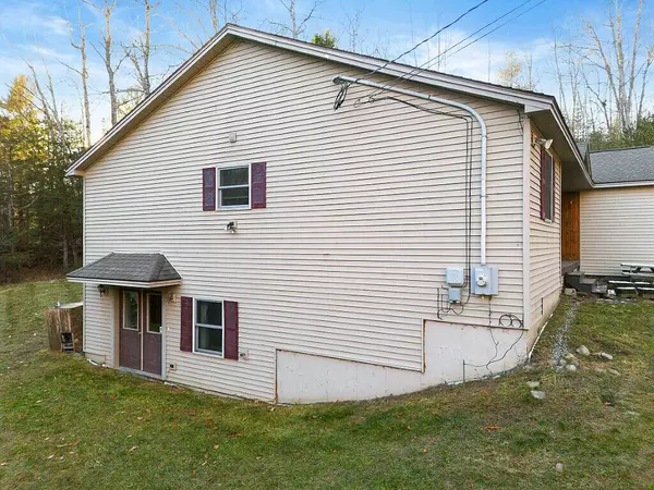 67 Sunflower LN, Sidney, ME 04330