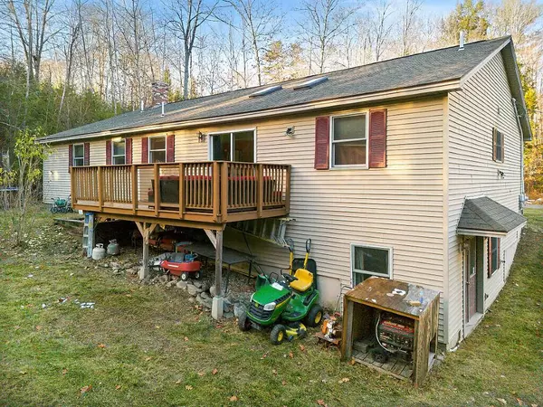 67 Sunflower LN, Sidney, ME 04330