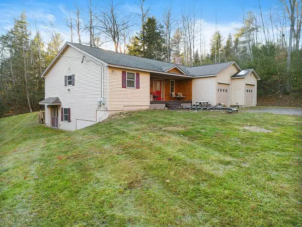 67 Sunflower LN, Sidney, ME 04330