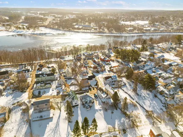 42 Carey LN, Waterville, ME 04901