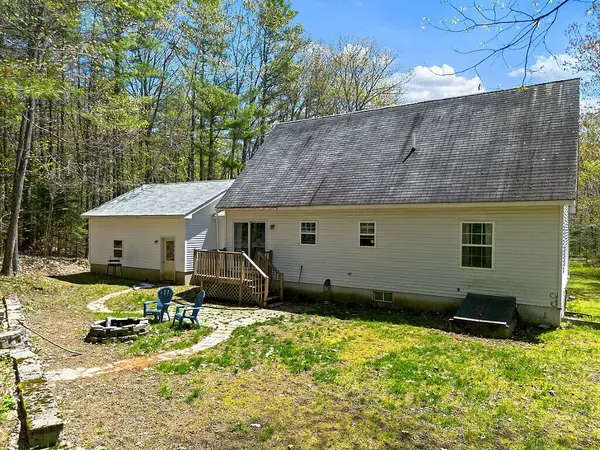 304 Rocky Shore LN, Oakland, ME 04963