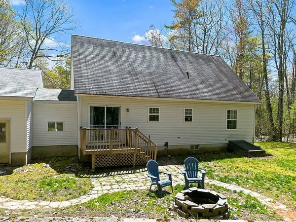 304 Rocky Shore LN, Oakland, ME 04963