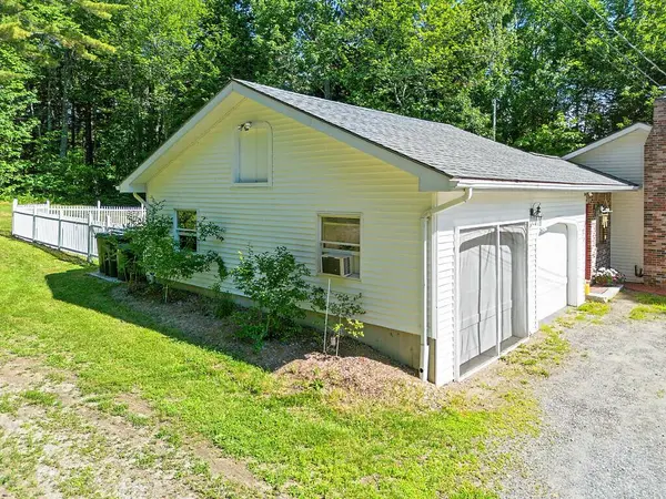 573 Augusta RD, Belgrade, ME 04917