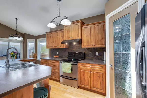 19 Rockmont CT NW, Calgary, AB T3G 5V8