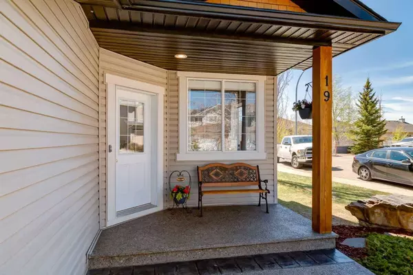 19 Rockmont CT NW, Calgary, AB T3G 5V8