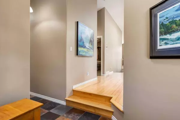 19 Rockmont CT NW, Calgary, AB T3G 5V8