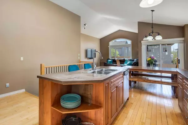 19 Rockmont CT NW, Calgary, AB T3G 5V8