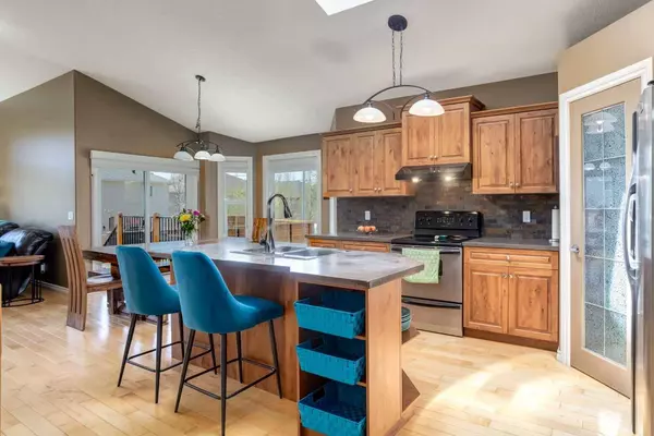 19 Rockmont CT NW, Calgary, AB T3G 5V8