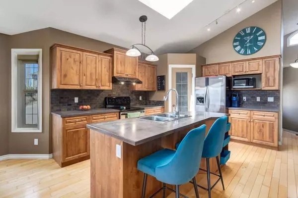 19 Rockmont CT NW, Calgary, AB T3G 5V8