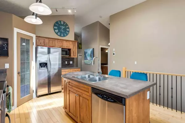 19 Rockmont CT NW, Calgary, AB T3G 5V8