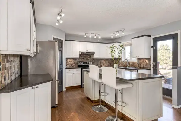 161 Douglas Ridge PL SE, Calgary, AB T2Z 2T3