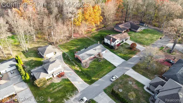 52048 Brentwood DR, Shelby Twp, MI 48316