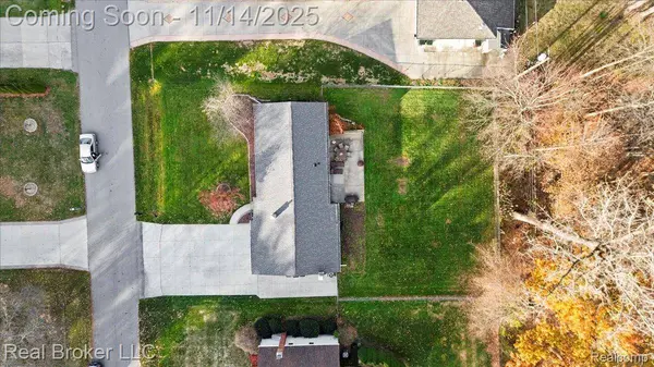 52048 Brentwood DR, Shelby Twp, MI 48316