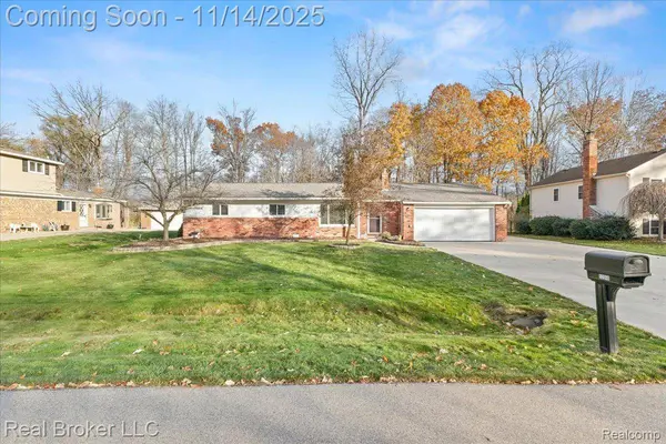 52048 Brentwood DR, Shelby Twp, MI 48316