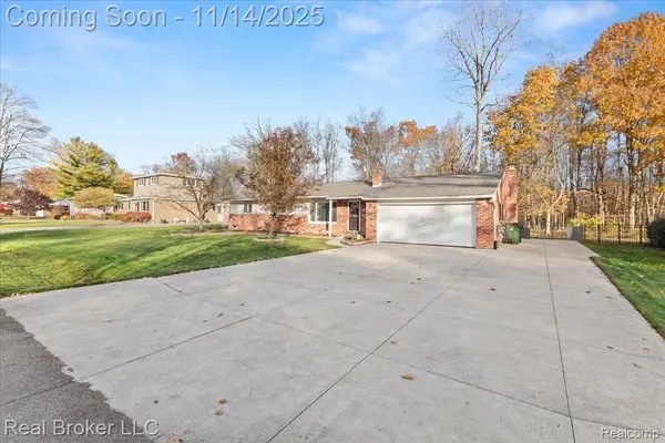 52048 Brentwood DR, Shelby Twp, MI 48316