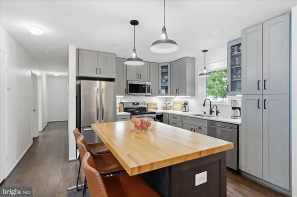 10703 ALMOND ST, Fairfax, VA 22032