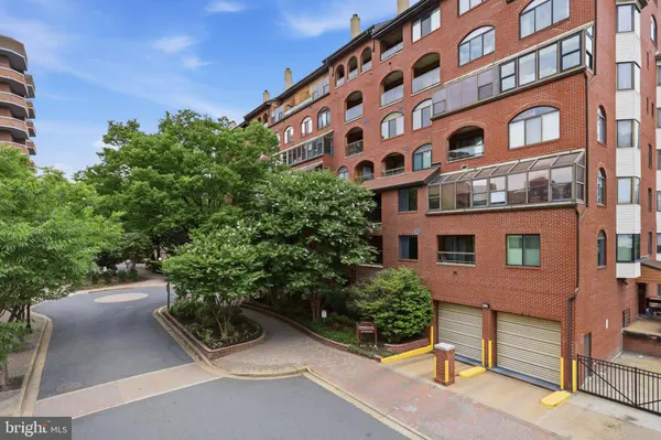 1029 N STUART ST N #216, Arlington, VA 22201