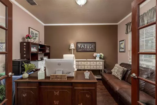 910 Glenbrook Drive, Grand Prairie, TX 75052