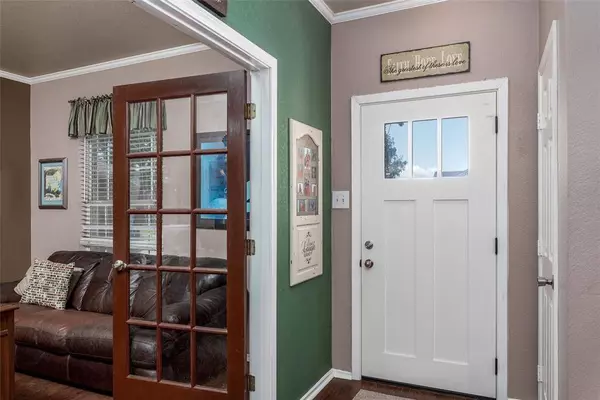 910 Glenbrook Drive, Grand Prairie, TX 75052