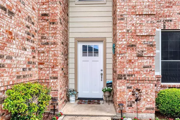 910 Glenbrook Drive, Grand Prairie, TX 75052