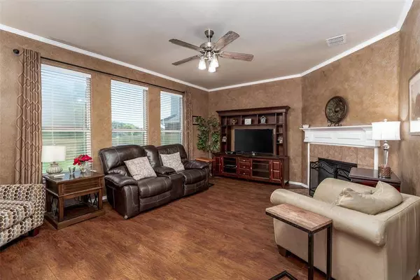 910 Glenbrook Drive, Grand Prairie, TX 75052