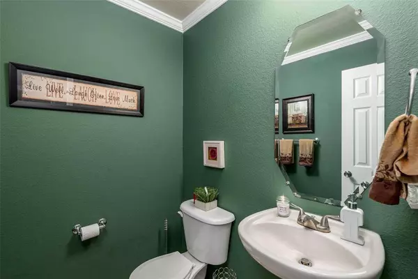 910 Glenbrook Drive, Grand Prairie, TX 75052