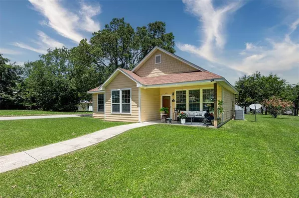 931 W Walker Street, Denison, TX 75020