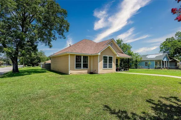 931 W Walker Street, Denison, TX 75020