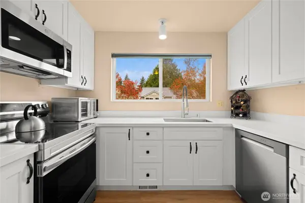 12024 101 AVE NE #E2, Kirkland, WA 98034