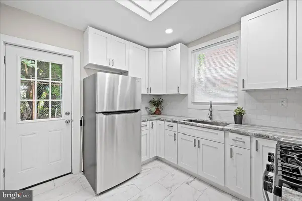 72 E SEYMOUR ST, Philadelphia, PA 19144