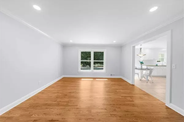 560 Saddle Creek CIR, Roswell, GA 30076