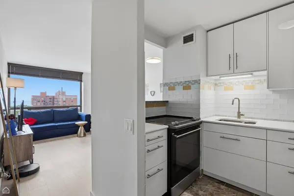 4343 N Clarendon AVE #1812, Chicago, IL 60613