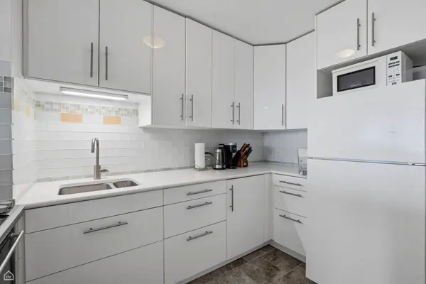 4343 N Clarendon AVE #1812, Chicago, IL 60613