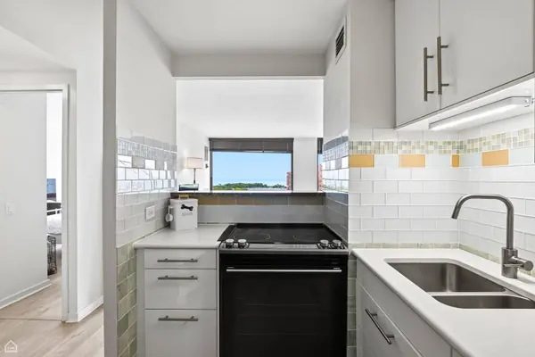 4343 N Clarendon AVE #1812, Chicago, IL 60613
