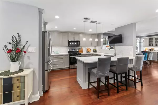 506 W Roscoe ST #201, Chicago, IL 60657