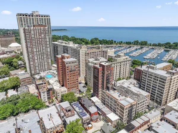 506 W Roscoe ST #201, Chicago, IL 60657